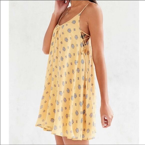 Kimchi Blue Urban Outfitters Yellow Spaghetti Straps Mini Swing Dress Size XS - Picture 1 of 10